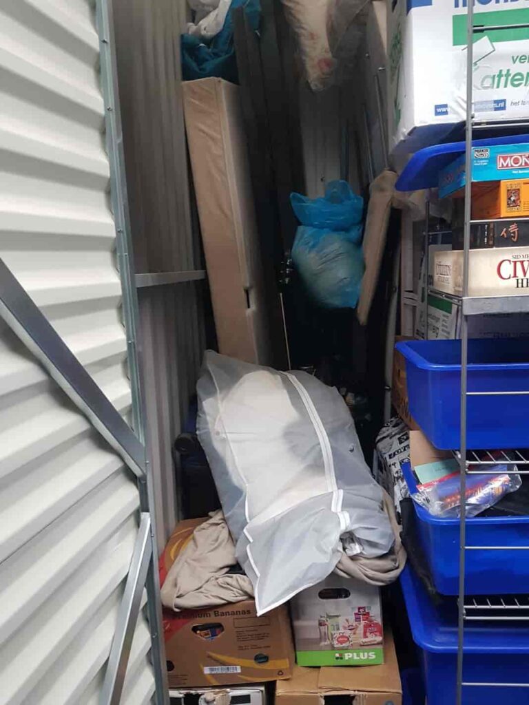 Inandoutofafrica-wilma vervoort- schrijver-correspondent-bnnvara-als je verkering uitraakt ben je de Sjaak