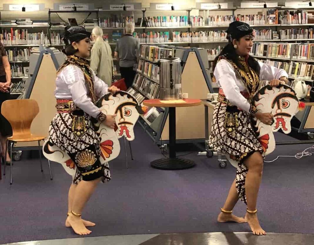 inandoutofafrica-wilmavervoort-tekstschrijver-menopause nomad-menopause magician-indonesische maand Cultuurspoor