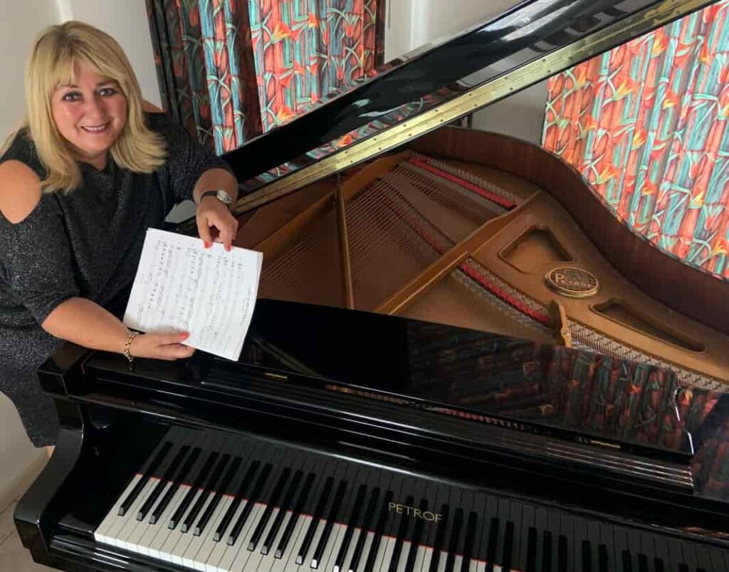 InAndOutOfAfrica-Menopause Nomad-Wilma Vervoort-Tekstschrijver-Power of the pen-Menopause Magician-Interactive Acts-muzikale oktober best olga van der pennen 1