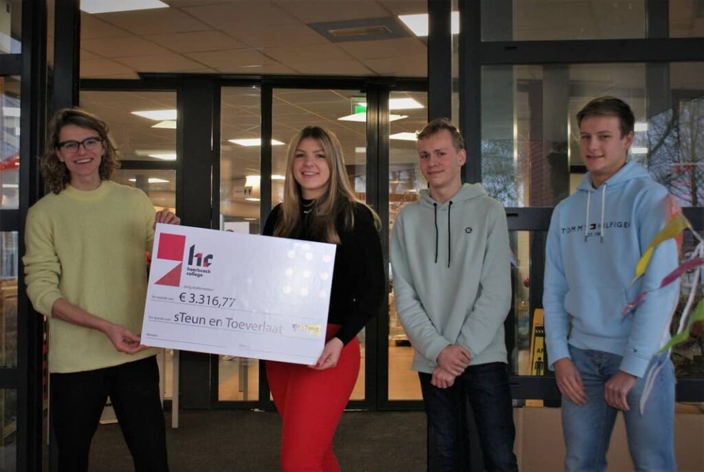 Heerbeeckleerlingen overhandig cheque aan Teun Toebes