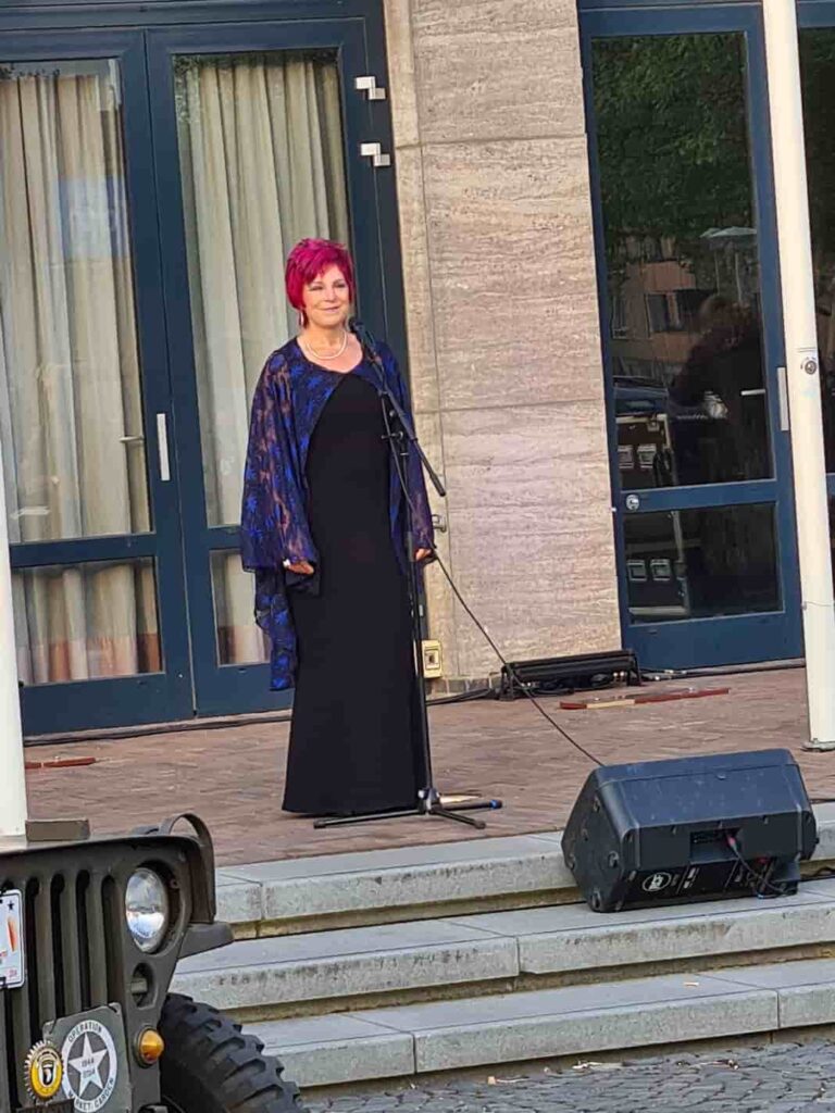 inandoutofafrica-menopause nomad-mijn moedboek -tekstschrijver-powerofthepen-interactiveacts-wilma vervoort-5 mei viering Best Anita van Hoof