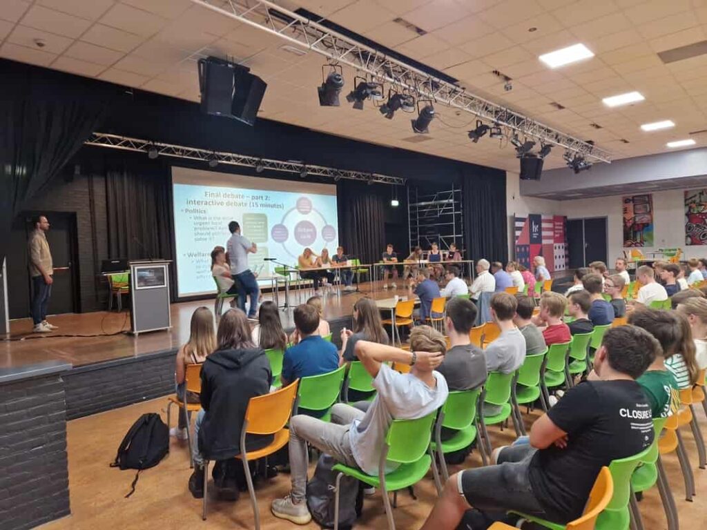 inandoutofafrica-menopause nomad-mijn moedboek -tekstschrijver-powerofthepen-interactiveacts-wilma vervoort-debatteren is iets anders dan hard roepen